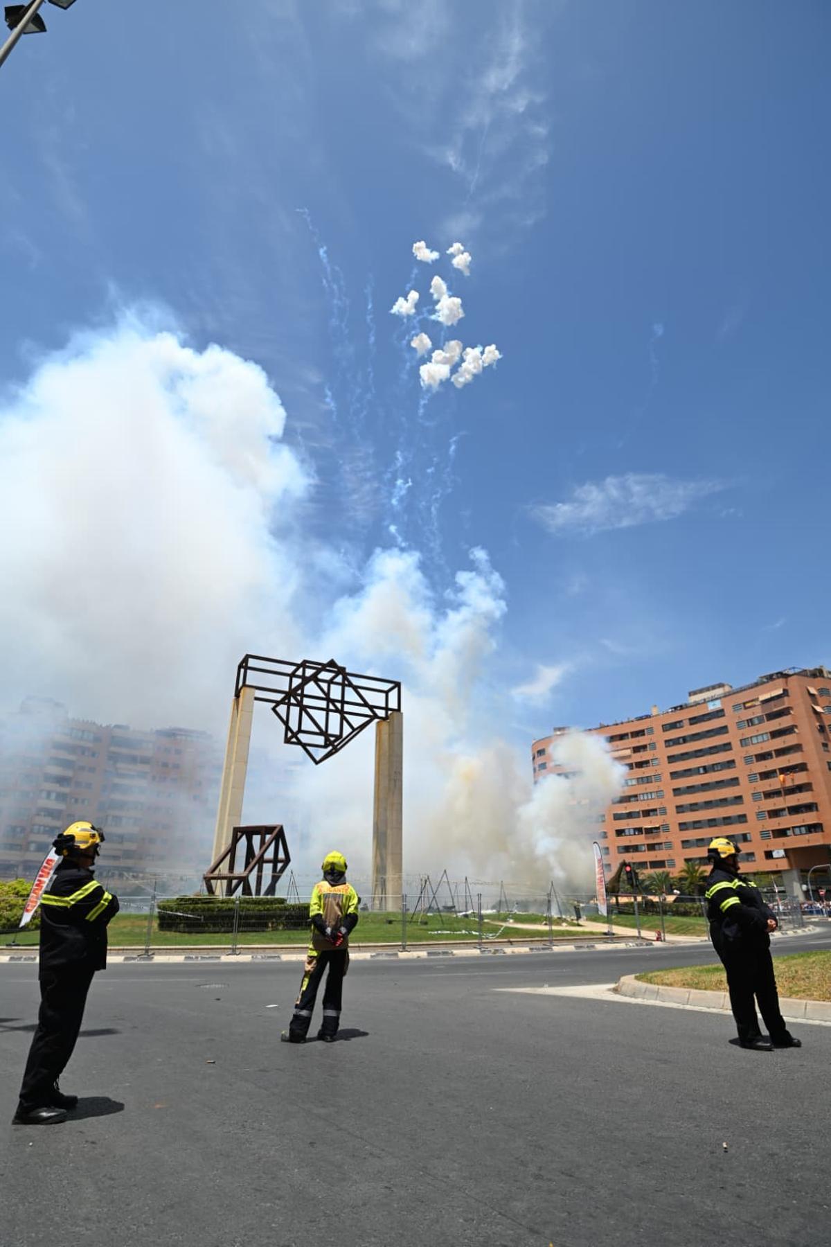 La última mascletà antes del inicio de las Hogueras, en imágenes