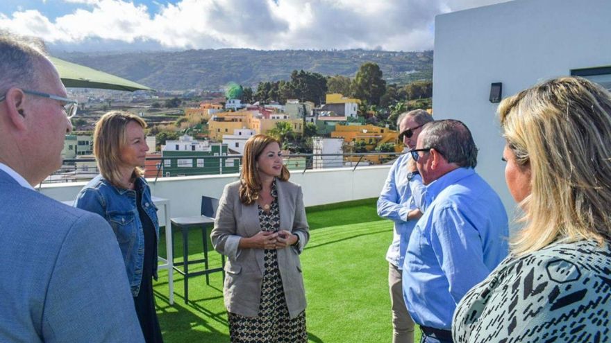 La consejera insular Águeda Fumero (c) en una visita a la Unidad de Psicogeriatría.