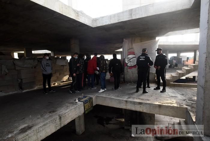 Tensión en San Pío X durante el desalojo de okupas en un edificio abandonado