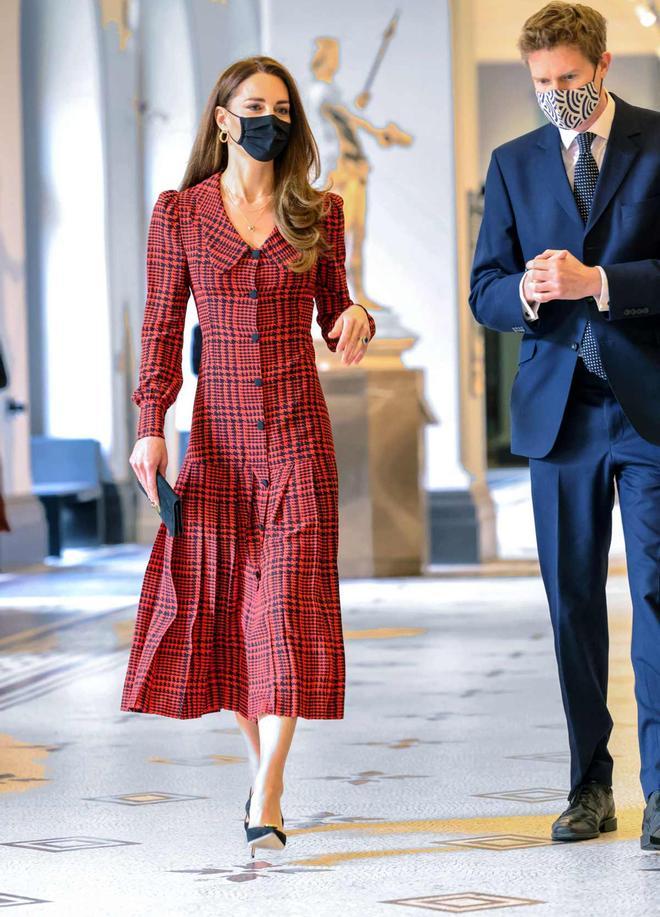 Kate Middleton con vestido rojo de pata de gallo