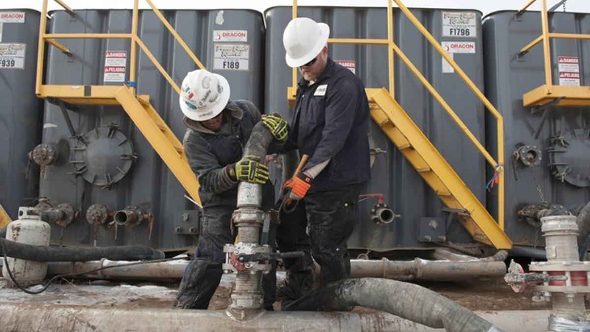 Dos trabajadores, en una zona de extracción de gas, en Dakota del Norte.