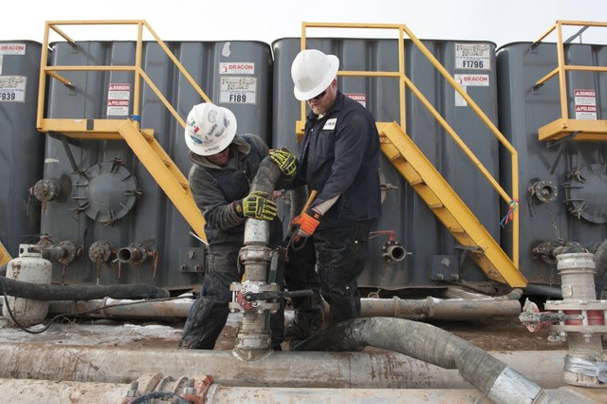  Dos treballadors, en una zona d’extracció de gas, a Dakota del Nord.