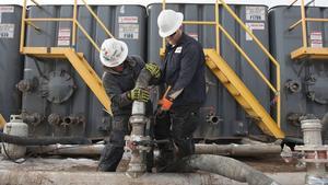  Dos trabajadores, en una zona de extracción de gas, en Dakota del Norte.