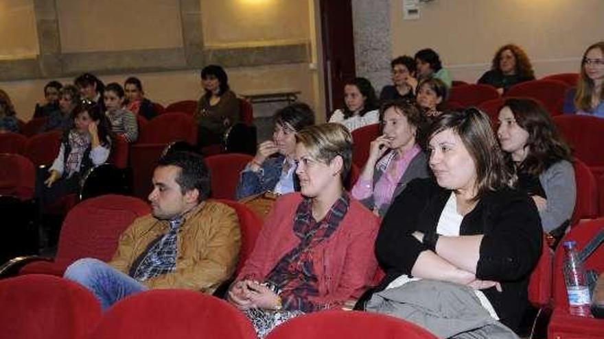 Asistentes a la charla que acogió ayer el auditorio. // Noé Parga