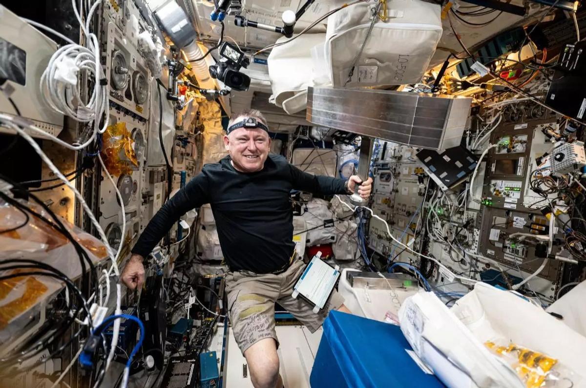Butch Wilmore durante sus trabajos en la Estación Espacial Internacional.