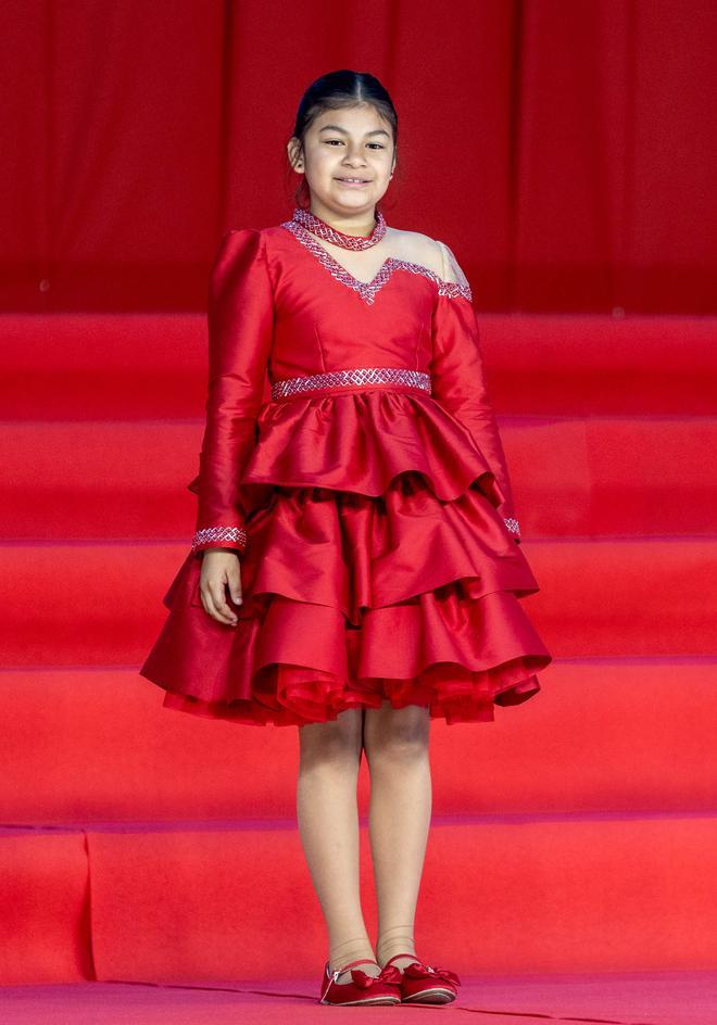 Las 80 candidatas a Bellea del Foc infantil se lucen en una Rambla llena