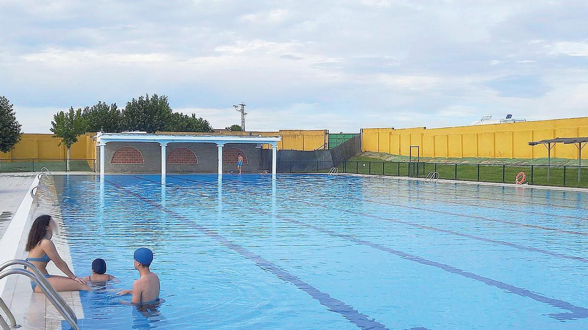 Adolescentes disfrutan de las instalaciones de la piscina de Toro en la nueva temporada.