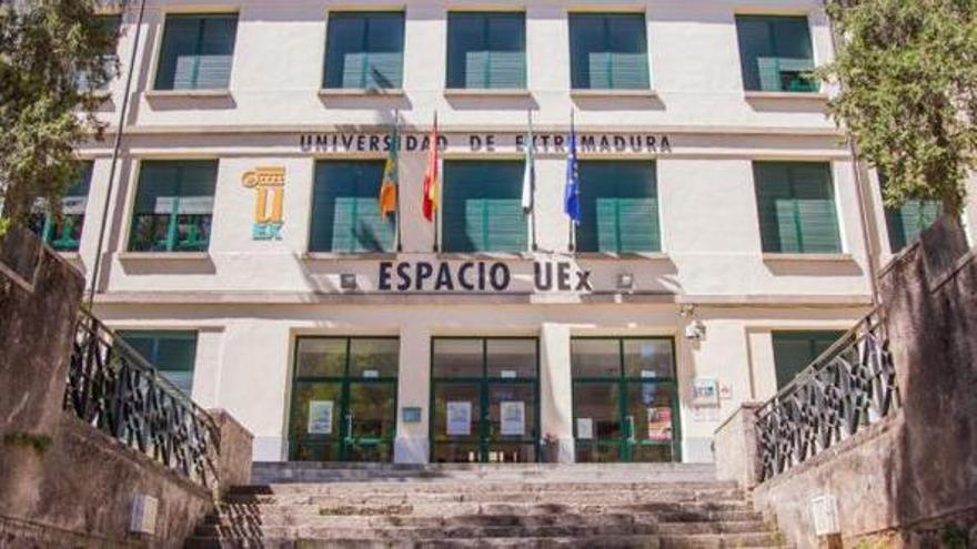 La UEx crea un complemento de hasta 24.000 euros para facilitar el relevo de su personal funcionario