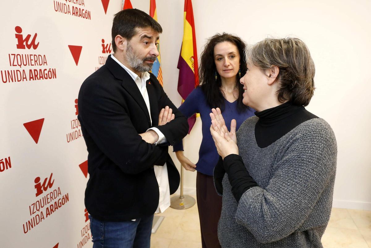 Álvaro Sanz, Marta Abengochea y Marga Deyá, en la sede de IU, ayer.