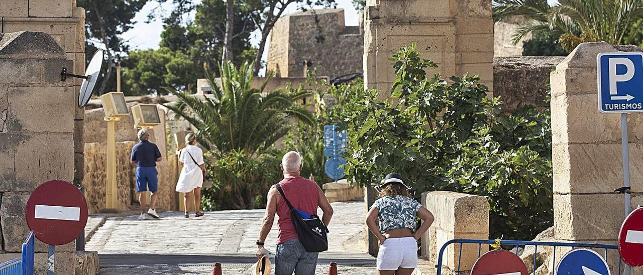 Más vallas y señales detráfico, a la entrada al castillo, en imágenes deesta semana.