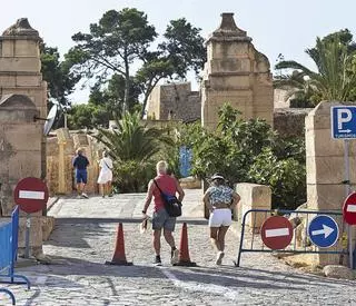 Las otras vistas del castillo de Santa Bárbara: subida a pie con vallas y sin aceras