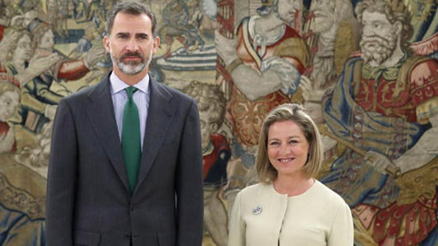 El rey Felipe VI recibe hoy en el Palacio de la Zarzuela a la diputada de Coalición Canaria, Ana Oramas (d), en la primera jornada de su ronda de contactos para buscar candidato a la investidura.