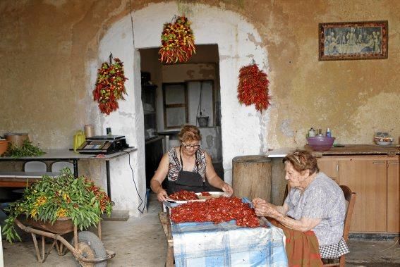 Von einer uralten Methode, um das Gemüse haltbar zu machen - eine Tradition und Kunst mallorquinischer Familien, die die Gomilas bis zur Perfektion ausgereift haben.