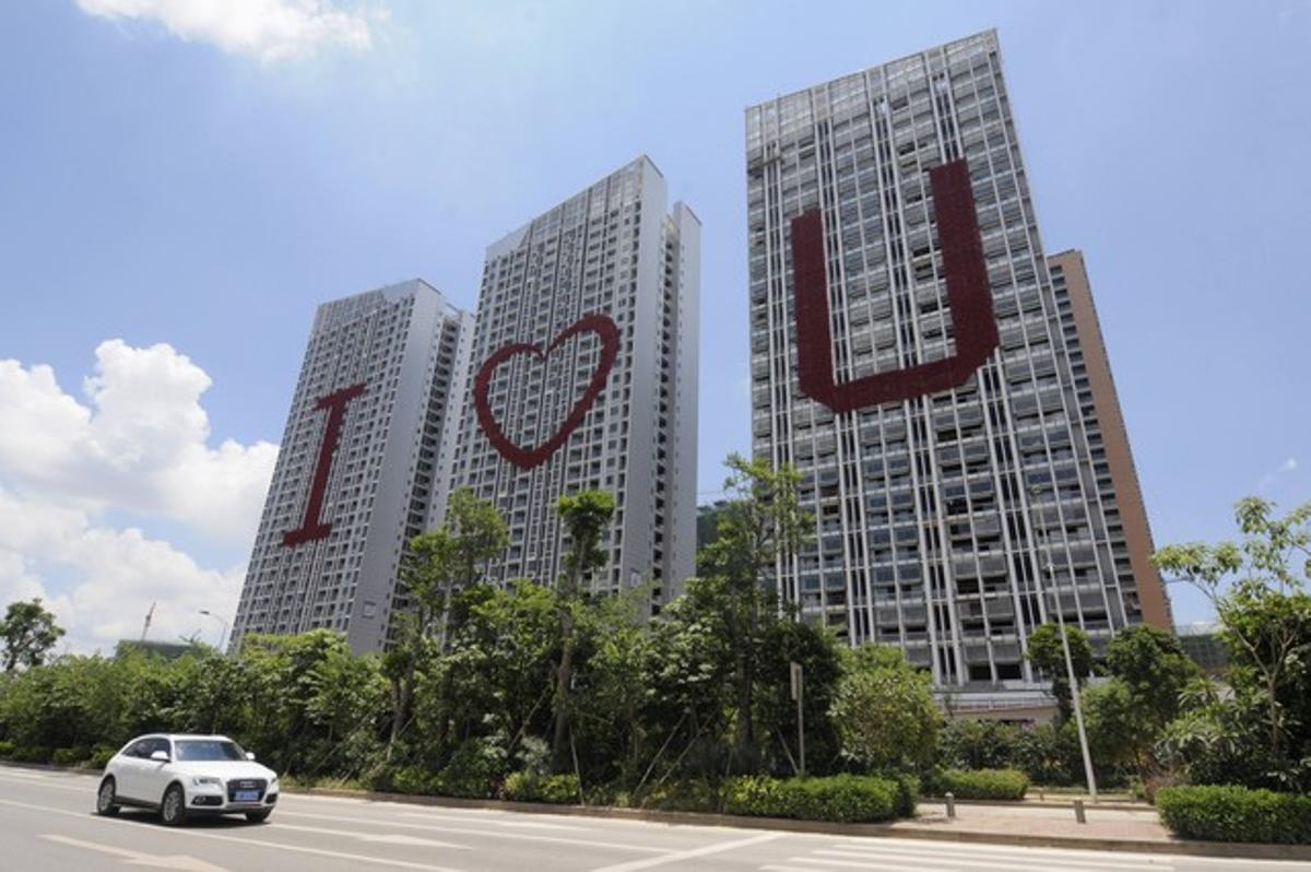 Uns edificis a Nanning amb la frase ’I love you’ pintada a la façana, el 31 de juliol del 2014. La Xina es prepara per al Festival Qi Xi, que aquest any se celebra el 2 d’agost.