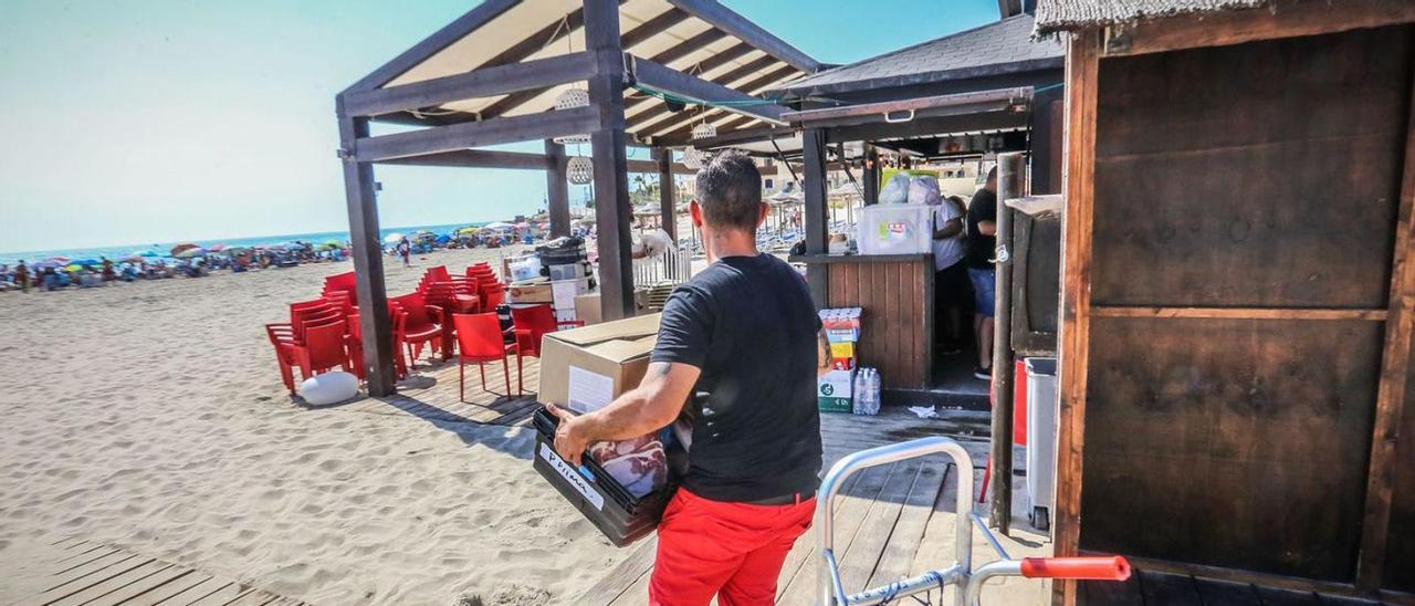 Imagen de uno de los chiringuitos de las playas de Orihuela. | TONY SEVILLA