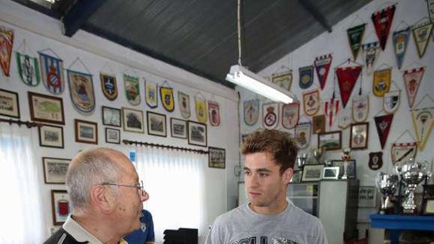 Imanol ayer conversando con el presidente Luis Gallego.