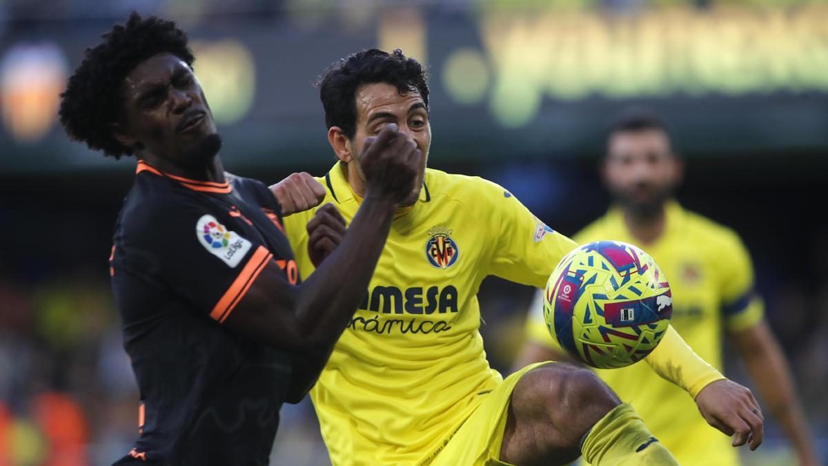 Thierry y Parejo, pujando por la pelota