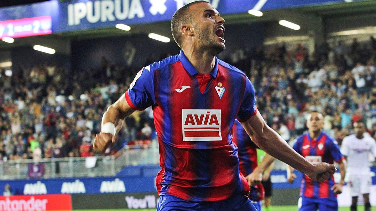 Pedro León, celebrando un gol en su etapa con el Eibar.