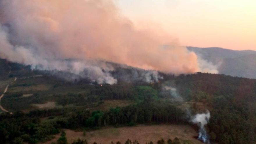 El fuego arrasa ya 100 hectáreas en Sober. // @BrifLaza