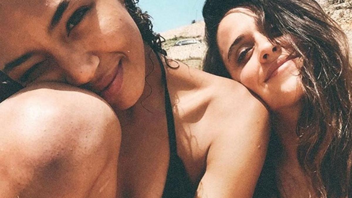 Berta Vázquez y Macarena García en la playa