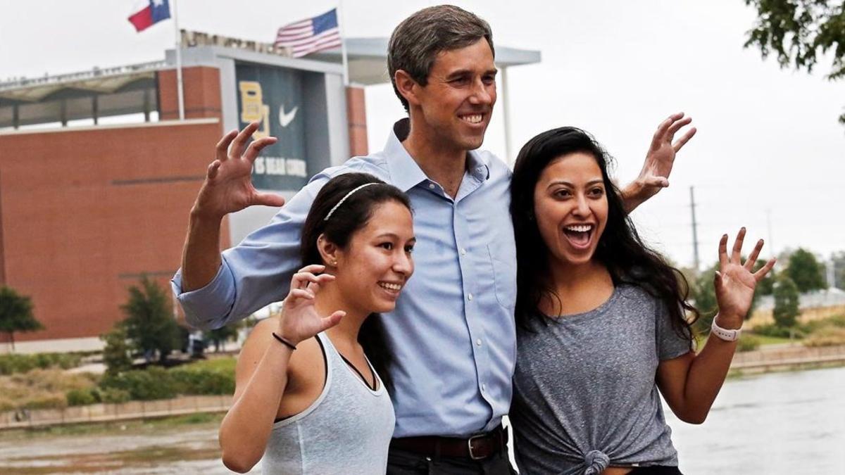 El candidato demócrata para senador por Texas, Beto O'Rourke, posa junto a dos seguidoras en la localidad de Waco.