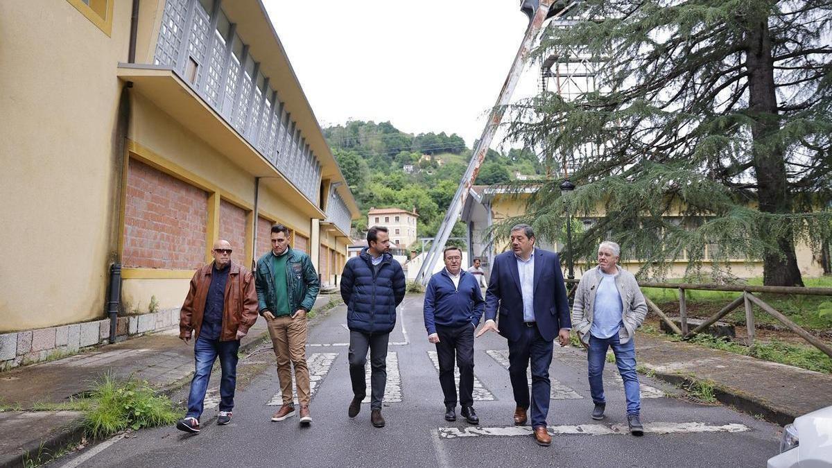José Manuel Pimentao, segundo por la derecha, en una visita al Pozo Venturo con otros dirigentes del PP.