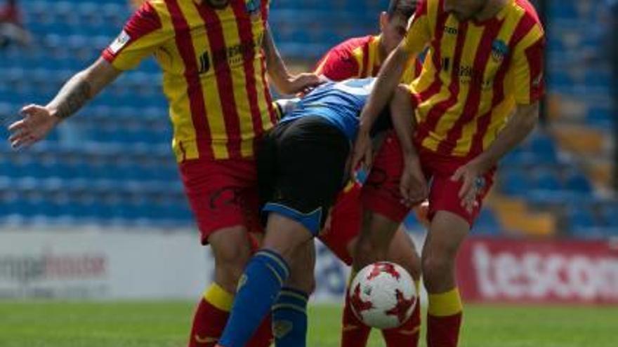 El herculano Juli intenta superar a tres jugadores del Lleida en el partido del curso pasado.