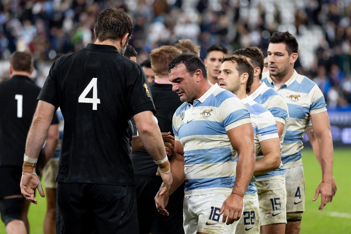 Whitelock saluda a Creevy al final de la semifinal del mundial de rugby