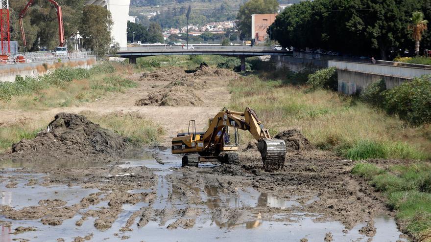 Trabajos de limpieza en el cauce del río Guadalmedina