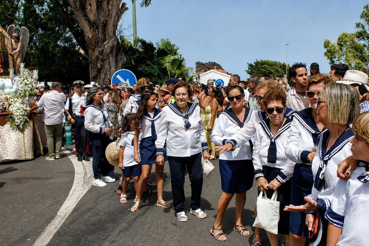 La reyunas con su atuendo marinero acompañan a Nuestra Señora de Las Nieves.