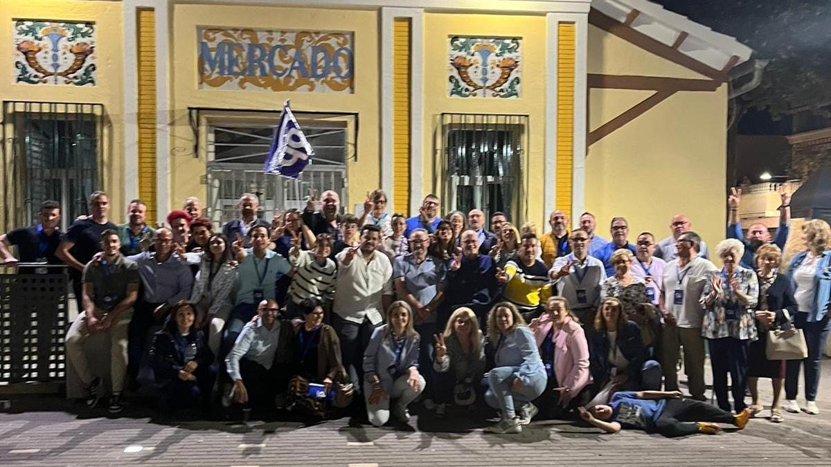 Ferris celebra el resultado en Albal, con su equipo y militantes