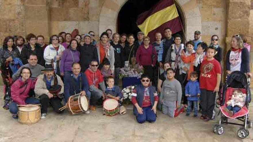 Foto de grupo de los romeros que acudieron ayer a la ermita de Cimanes de la Vega.