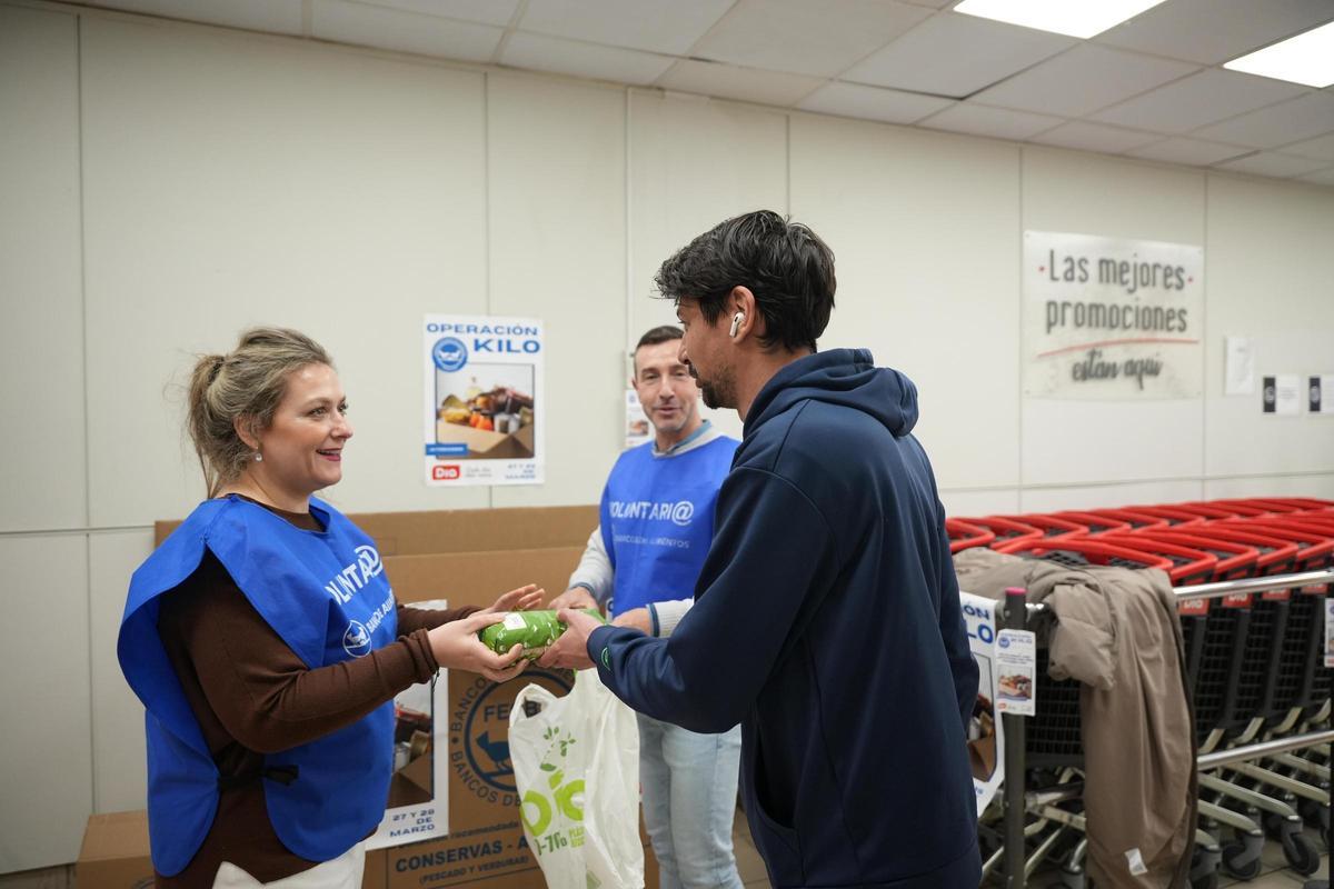 Voluntarios del Banco de Alimentos recogen productos en el supermercado Dia de la avenida Fernando Calzadilla, este sábado.