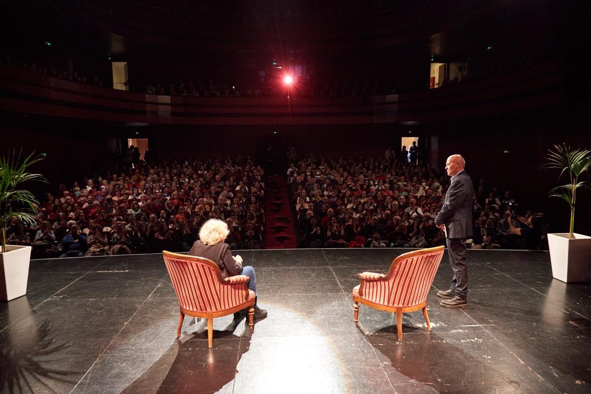 MANUELA CARMENA i JOAN CARLES MARTI en l’escenari davant d’un públic que omplia, de gom a gom, el recinte del Teatre Serrano.