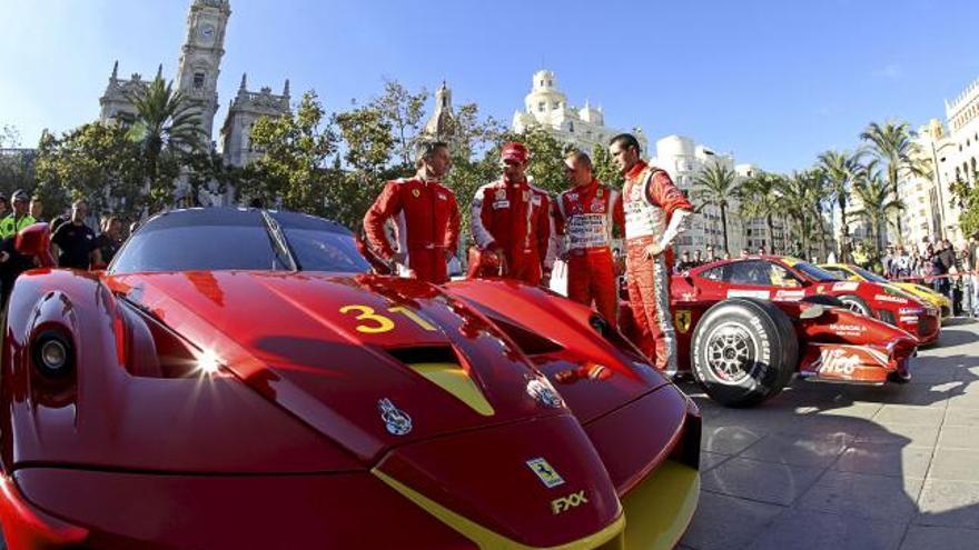 Los bólidos de Ferrari, en la plaza del Ayuntamiento de Valencia.