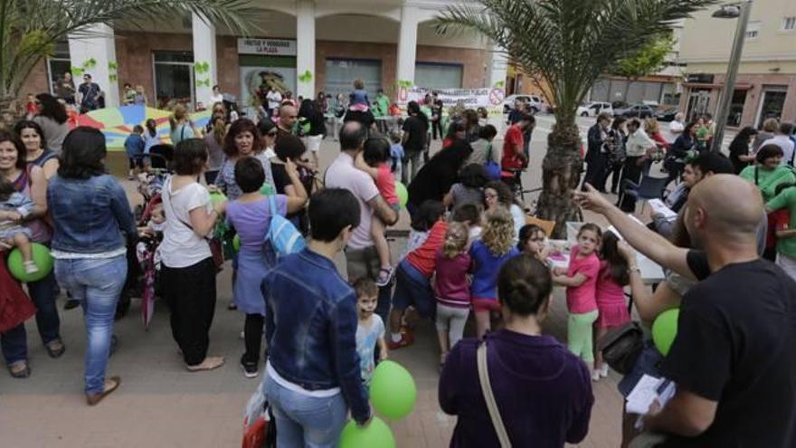 Vecinos de la zona nueva de Altabix se concentraron ayer en la Plaza de Castilla para pedir un instituto.