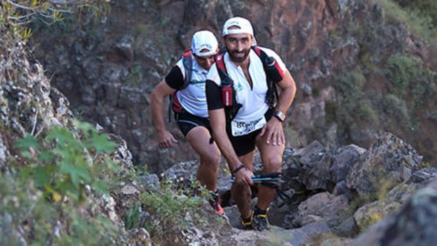 Martín Suárez, en primer término, y González Rabadán, en plena ascensión a la cumbre de Gran Canaria. i LP/DLP