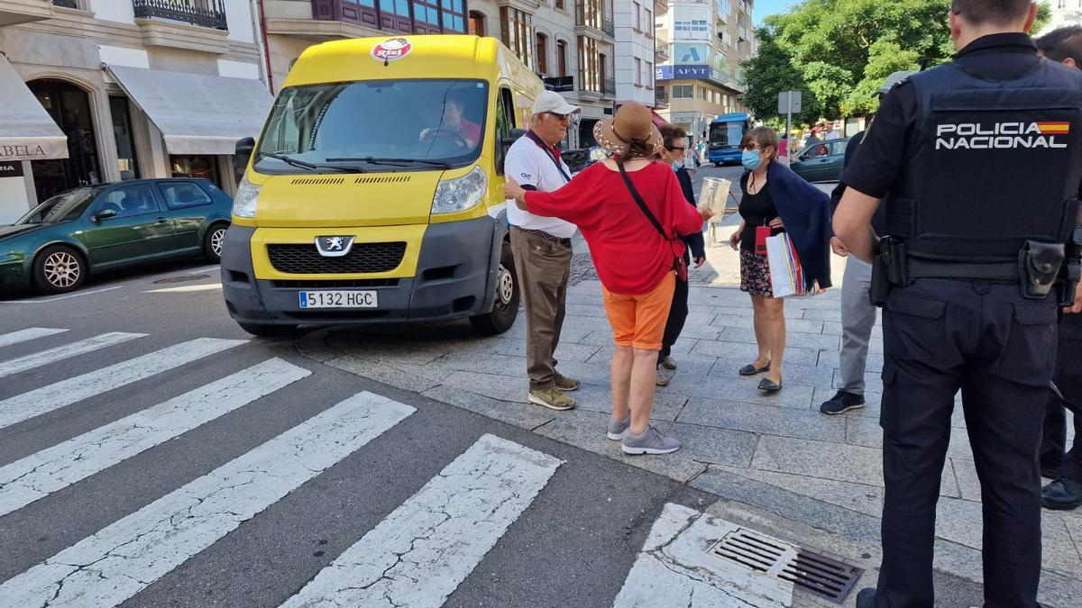 Un agente atendiendo a un grupo de ciudadanos, ayer.