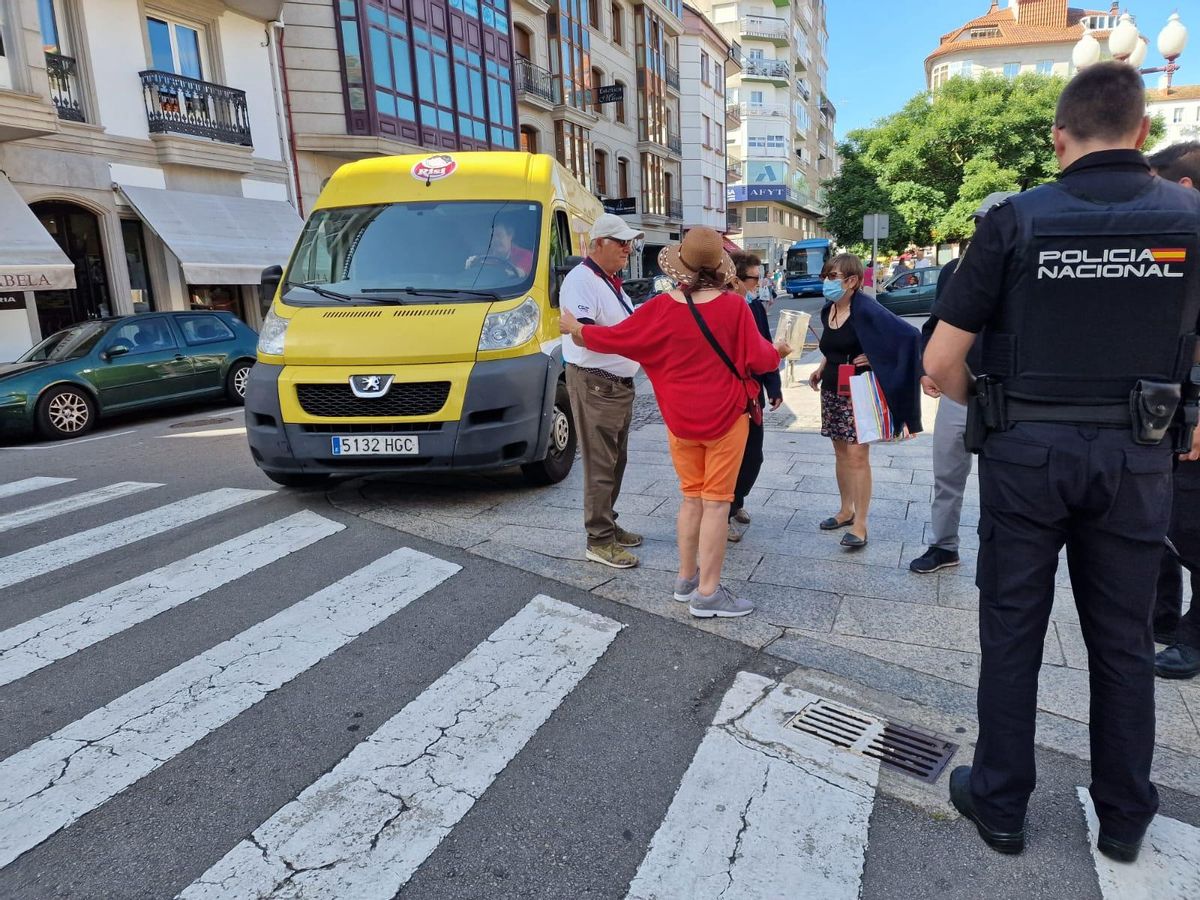 Un agente atendiendo a un grupo de ciudadanos, ayer.