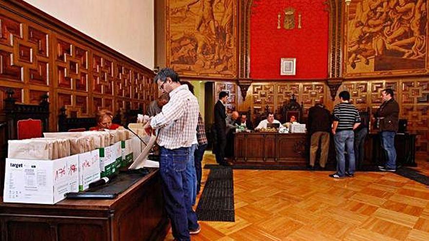 La Junta Electoral Provincial durante un recuento de votos.