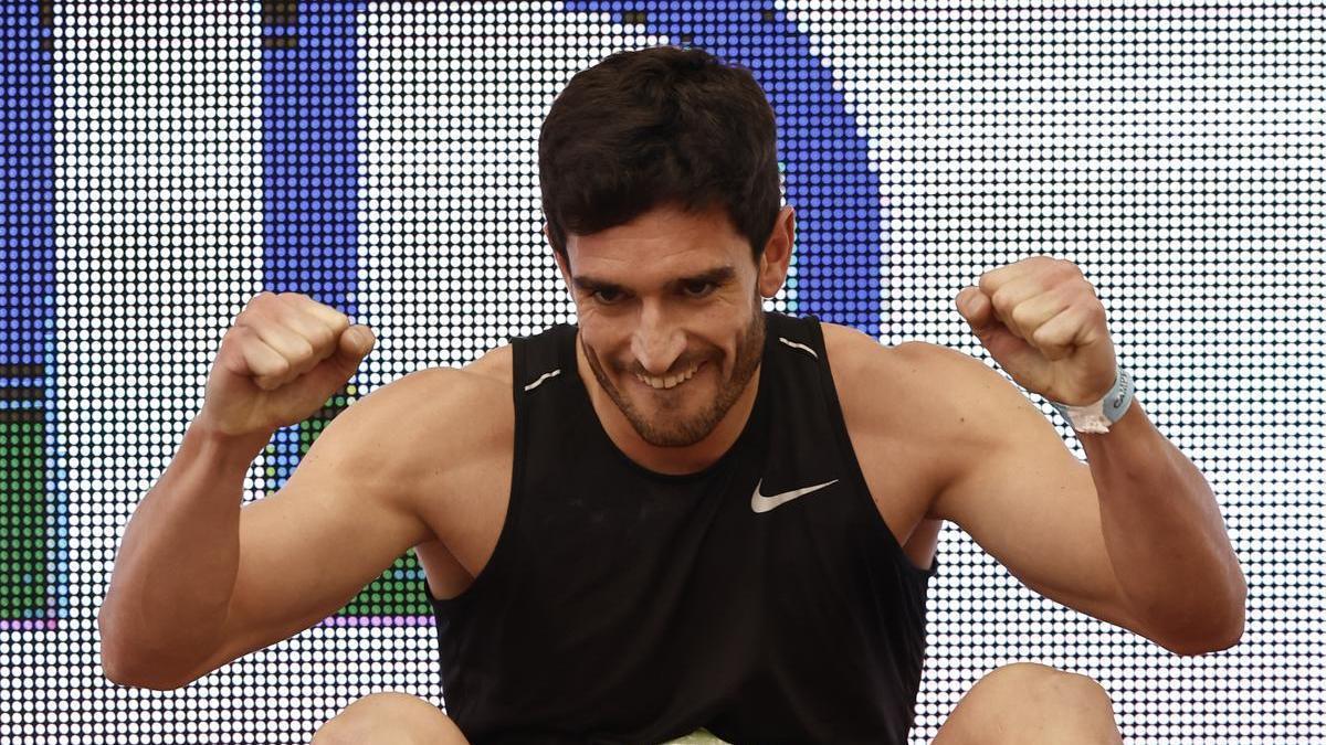 Jorge Ureña celebra su título