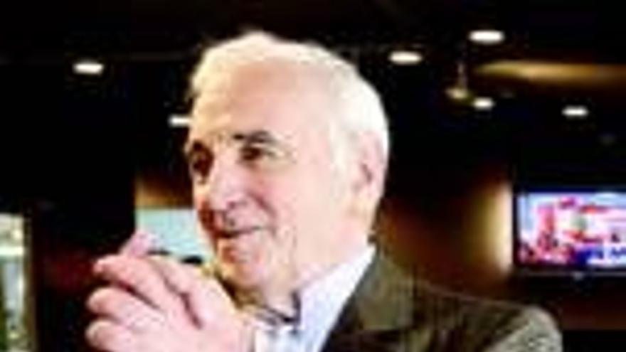 Aznavour quiere pasar a la posteridad como escritor