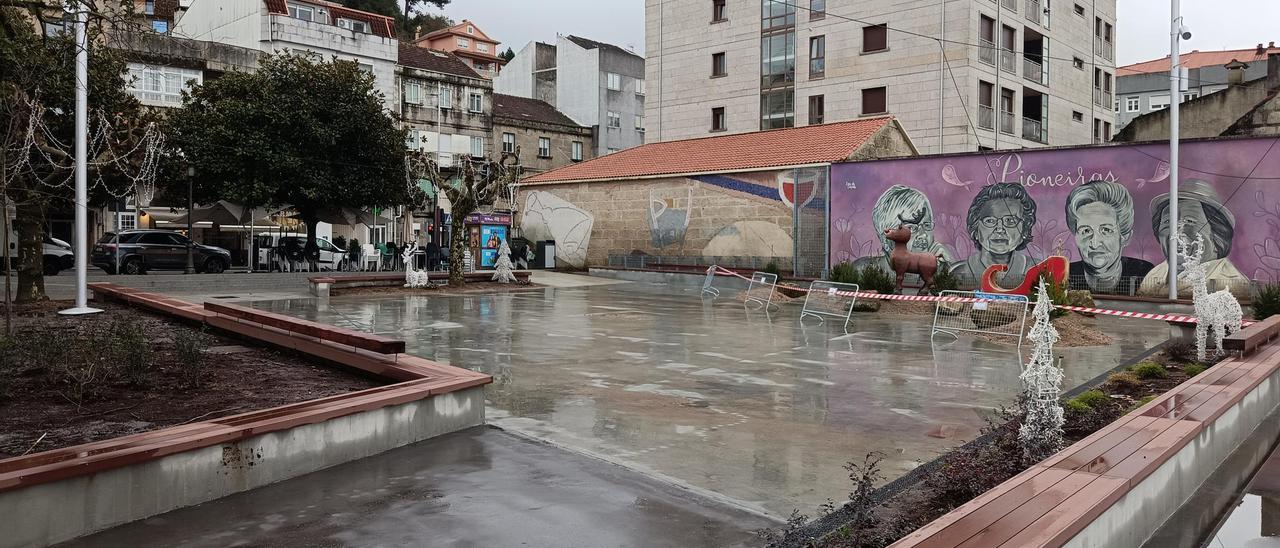 La alameda de Chapela muestra su nueva imagen como una gran plaza con zona verde.