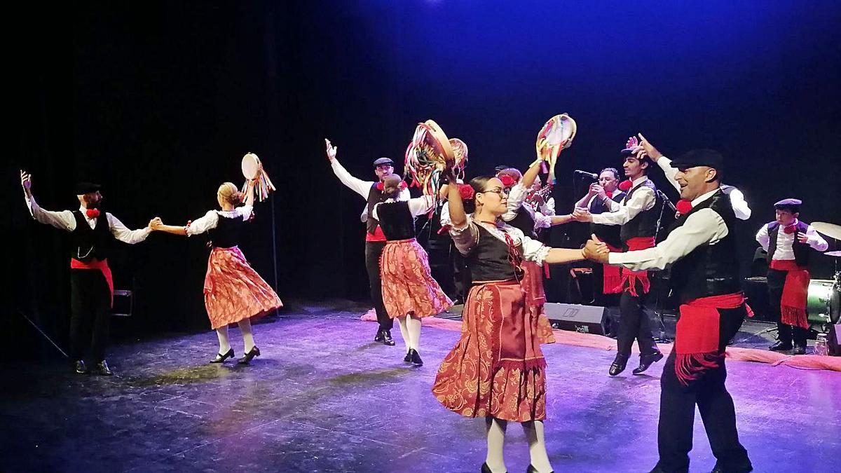 El grupo Akragas Folk Dance de Sicilia abre el espectáculo con un baile tradicional de Italia. | M. J. C.