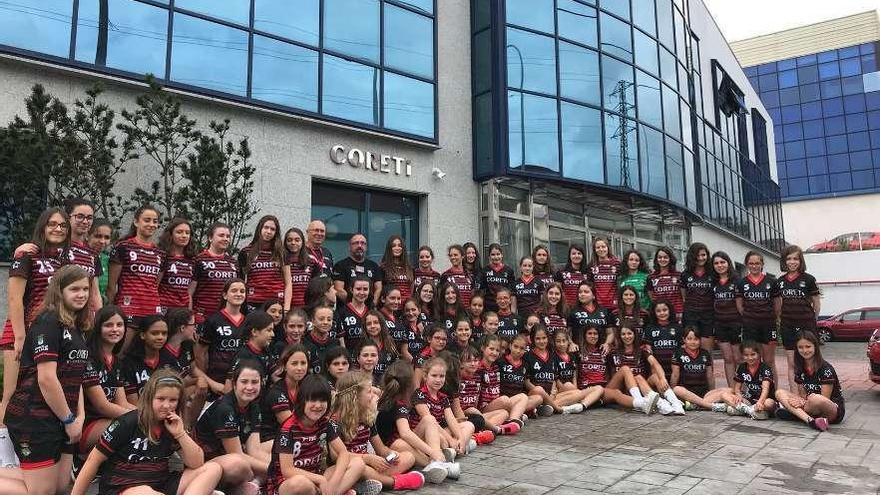 Las féminas del Balonmán Lalín visitan a su patrocinador Coreti