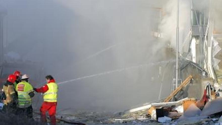 Al menos seis personas permanecen desaparecidas tras derrumbarse un edificio en Noruega