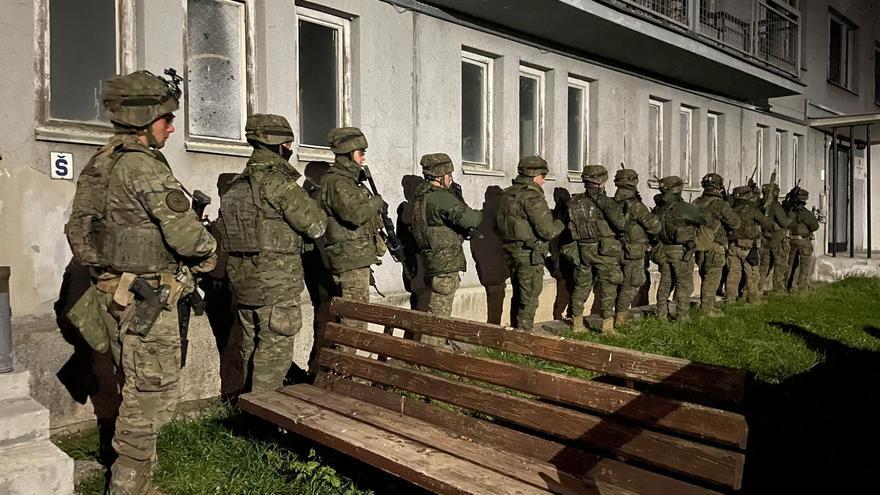 Los paracaidistas españoles se adiestran en guerra urbana en un poblado militar abandonado por Rusia