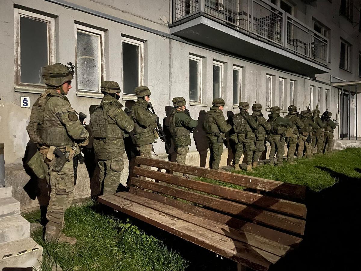 Un grupo de paracaidistas ejercitan la toma de un edificio en una operación nocturna en el polígono de Oremland, Eslovaquia.