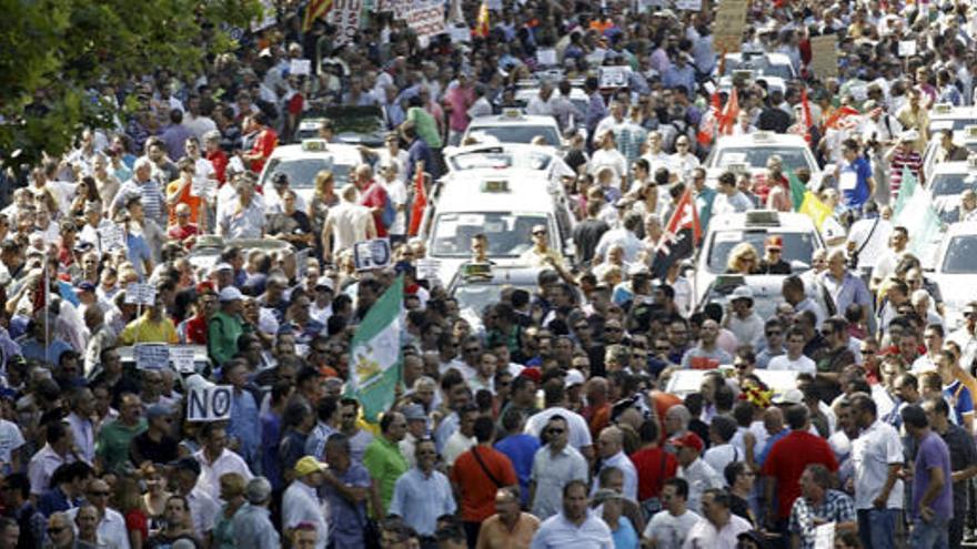 La manifestación de taxistas recorre las calles de Madrid