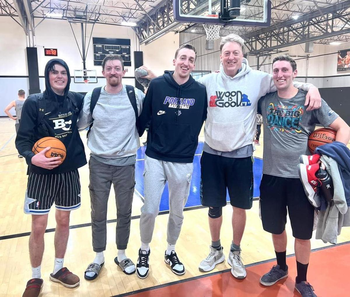 Woods, con sus cuatro hijos que han seguido sus pasos en el basket